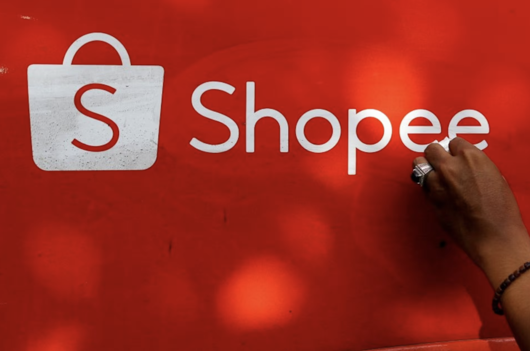 SEO Shopee khi Shopee vs Youtube hợp tác ( Ảnh: Reuters)